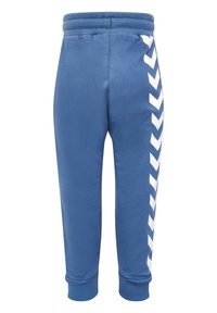 Blaue Jogginghose mit geripptem Bund und Bündchen, die weiße Chevron-Muster an den Seiten aufweist. Hergestellt aus weichem, lässigem Stoff.