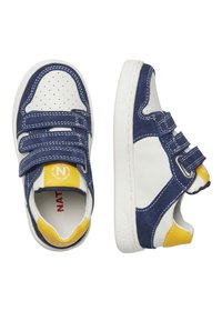 Sneaker blu e bianchi con cinturini in velcro, caratterizzati da una texture in pelle liscia e camoscio, accentuati da un dettaglio giallo sul tallone e un design della punta perforato.