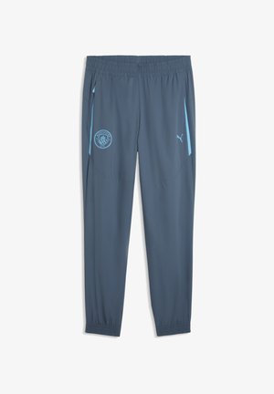 Dunkelgraue Sporthose mit hellblauen Seitenstreifen, elastischem Bund und Bündchen, Manchester City-Logo am linken Oberschenkel und Puma-Logo am rechten Oberschenkel.
