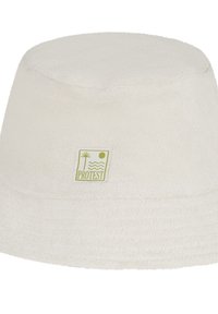 Witte katoenen bucket hat met een zachte textuur. Voorkant heeft een groen PROTEST-logo op een vierkante label. Eenvoudig, onopgesmukt ontwerp.