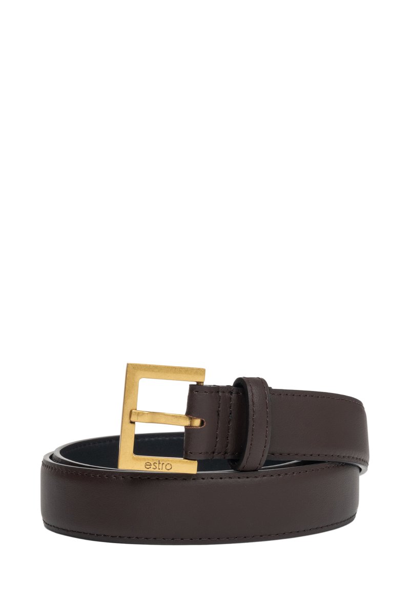 Bruine leren riem met een gouden vierkante metalen gesp, voorzien van een subtiele logo graveer. De riem heeft een gladde textuur en een klassiek ontwerp.