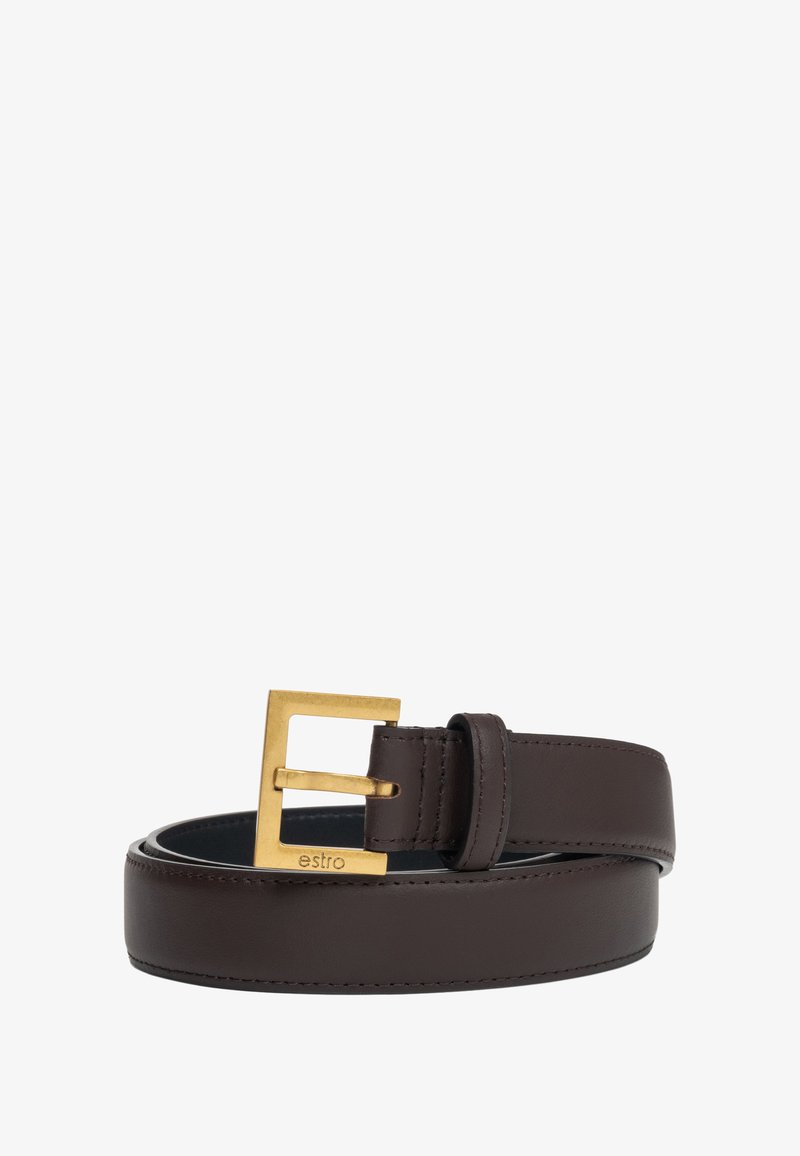 Bruine leren riem met een gouden vierkante metalen gesp, voorzien van een subtiele logo graveer. De riem heeft een gladde textuur en een klassiek ontwerp.