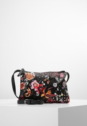 Czarna torebka w kwiatowy wzór o gładkiej fakturze, zdobiona kolorowymi kwiatami i motylami, z regulowanym paskiem i akcentami ze srebrnego metalu.