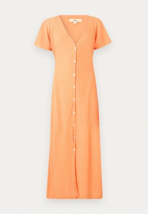 Μακρύ ροδακινί φόρεμα με κοντά μανίκια, V-λαιμόκοψη και λευκά κουμπιά στο μπροστινό μέρος που κατεβαίνουν στο κέντρο.