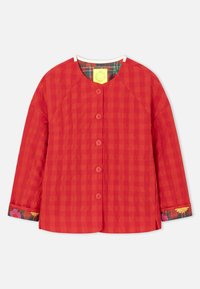 Jachetă matlasată roșie în carouri, cu mâneci lungi, guler rotund și închidere cu cinci nasturi. Margine cu model floral pe manșetele mânecilor.