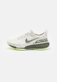 Nike Performance - W ZOOMX INVINCIBLE RN FK 3 PRM - Laufschuh Neutral - light bone/cargo khaki/barely volt/volt Thumbnail-Bild 1