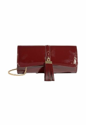 Bolso de mano cartera roja oscura brillante con cadena de oro y detalle de borla en el cierre frontal, mostrado sobre fondo blanco.