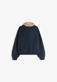 Navyblå bomberjacka med krage av fuskpäls, lös passform, elastiska ärmslut och nederkant, med en slät struktur och enkel design.