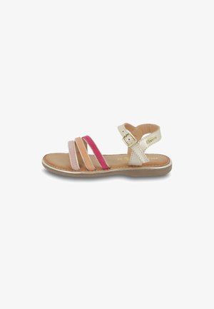 Sandali con cinturini caratterizzati da una cinghia alla caviglia in pelle bianca, fasce in suede multicolori nei toni rosa, pesca e beige, con una suola piatta e dettagli in fibbia.