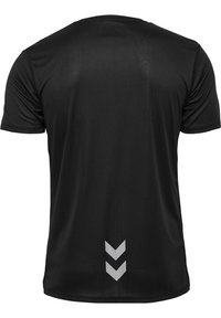 Zwart sportshirt met korte mouwen, gemaakt van een gestructureerde stof en voorzien van een zilveren chevronpatroon aan de achterkant vlakbij de zoom.