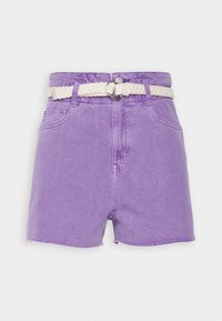 Shorts in denim viola con vita aderente e orlo sfrangiato. Presentano una cintura intrecciata bianca con fibbia rotonda in metallo.