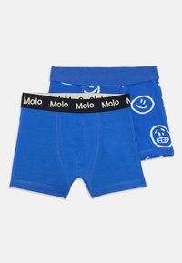 To par blå bokseren til gutter. Den ene er ensfarget blå, mens den andre har hvite smilefjesmønstre. Begge har svarte elastiske midjebånd med "Molo"-tekst.