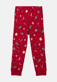 Pantalones de pijama rojos con un estampado festivo que presenta copos de nieve, renos, bastones de caramelo, árboles y hombres de jengibre. Materiales suaves; cintura elástica.