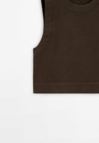 Haut court marron sans manches en tissu doux avec une texture lisse. Il présente un col rond et un ourlet fini net.