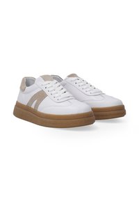 Weiße Leder-Sneaker mit beigen Wildleder-Akzenten, runder Spitze, flacher Gummisohle und klassischem Schnürdesign.
