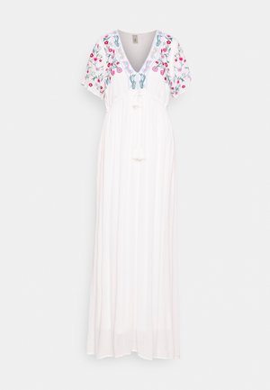 Biała sukienka maxi z krótkimi rękawami, głębokim dekoltem w kształcie litery V oraz wielokolorowym kwiatowym haftem na górze i rękawach, z paskiem wiązanym w talii.