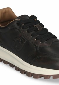 Sneaker in pelle nera con finitura testurizzata, dotata di lacci neri, dettaglio del logo e suola in gomma bianca con motivo a rilievo marrone.