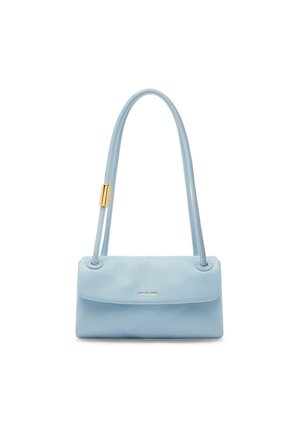 Lille rektangulær lyseblå læderhåndtaske med en lang rem og en guldfarvet detalje nær toppen af håndtaget.