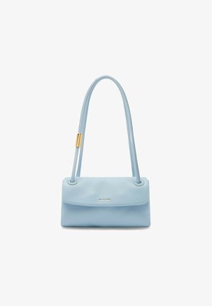 Lille rektangulær lyseblå læderhåndtaske med en lang rem og en guldfarvet detalje nær toppen af håndtaget.