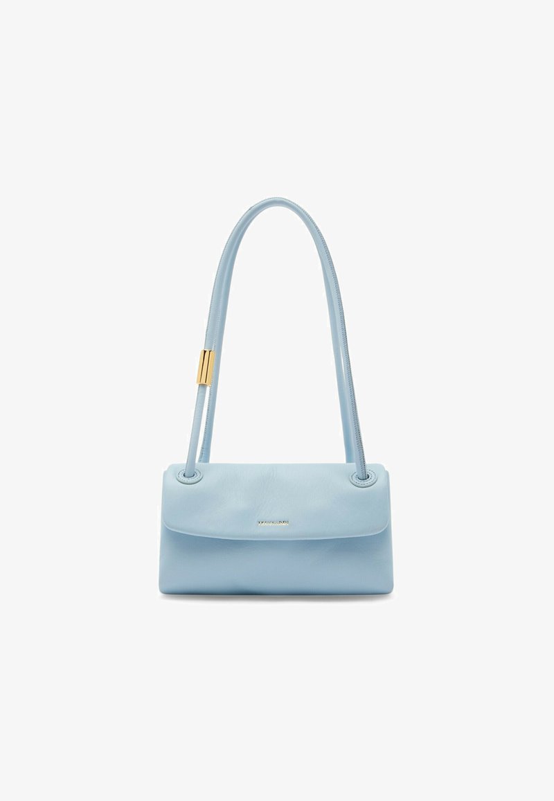 Petit sac à main rectangulaire en cuir bleu clair avec une longue bandoulière et un accent doré près du haut de la poignée.