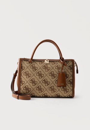 Sac à main rectangulaire marron et beige à motifs, avec double poignée, bandoulière amovible et une étiquette suspendue indiquant "GUESS".