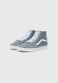 Grijze suède hoogtop sneakers met witte veters, voorzien van een witte zijstreep en een zwarte rubbersole, met een klassiek ontwerp.