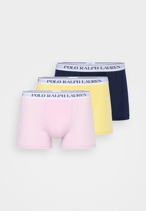 Três pares de boxers masculinos em rosa, amarelo e azul-marinho. Cada um apresenta uma faixa branca com o logótipo "POLO RALPH LAUREN". Tecido suave e elástico.