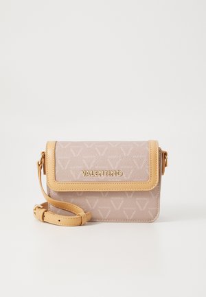 Valentino crossover taske med en blød lyserød krop, cremefarvede accenter og guld logo, der har en struktureret form og justerbar rem.