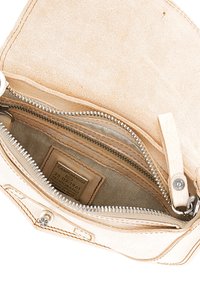 Borsa in suede beige con chiusura a zip. L'interno presenta una foderatura in tessuto beige, una tasca con zip e un'etichetta con dettagli del marchio.