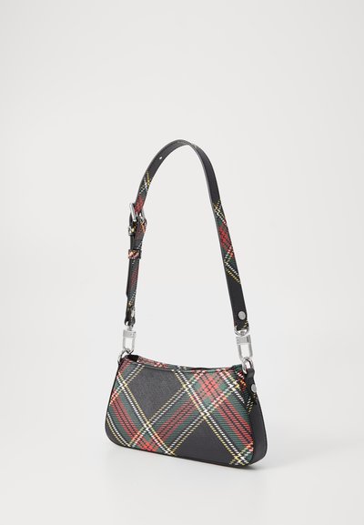 Mustap handbag, jossa on tartan-kuviointi punaisilla, vihreillä ja keltaisilla viivoilla. Sen pinta on teksturoitu ja siinä on säädettävä hihna, jossa on metallisia yksityiskohtia.