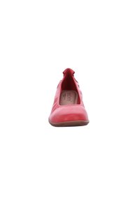 Červená kožená slip-on obuv s kulatou špičkou, minimálním prošitím a flexibilní hnědou gumovou podrážkou. Hladký povrch s nízkým střihem.