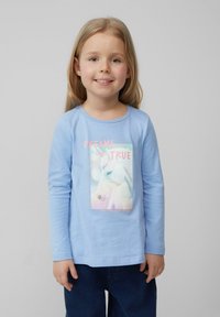 Helles blaues Langarmshirt mit einem Einhorn-Graphic und dem Text "TRÄUME werden wahr." Aus weichem Baumwollmaterial, entspannte Passform, Rundhalsausschnitt.