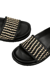 Sandales noires avec une large bande tressée présentant un motif noir et naturel, une surface texturée et une semelle lisse pour un confort optimal.
