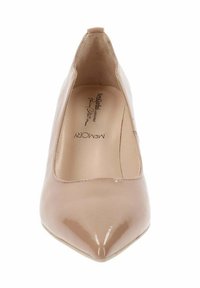 Nude patenten leren hoge hakkenpumps met een spitse neus en open zijkanten. Het interieur heeft een beige voering met de merknaam in reliëf. Soepele textuur.