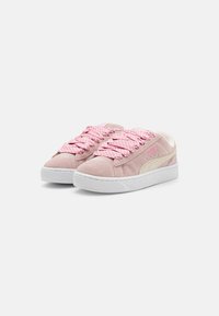 Svetloružové semišové tenisky s bielymi gumovými podrážkami, s pink gingham šnúrami a béžovým akcentovým pruhom po boku.