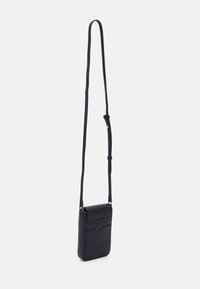Bolso bandolera sintético negro con una correa larga y ajustable, que cuenta con un bolsillo frontal y costuras sutiles para textura. Forma rectangular compacta.