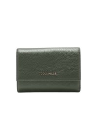 Portafoglio in pelle verde con texture a grana, dotato di un logo frontale dorato. Design compatto con chiusura a pattina per un accesso sicuro.