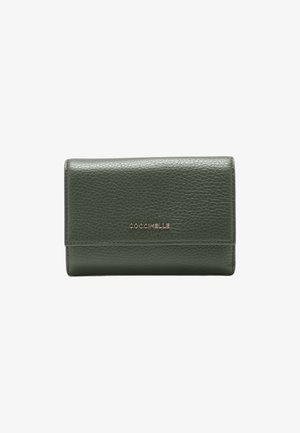 Portafoglio in pelle verde con texture a grana, dotato di un logo frontale dorato. Design compatto con chiusura a pattina per un accesso sicuro.
