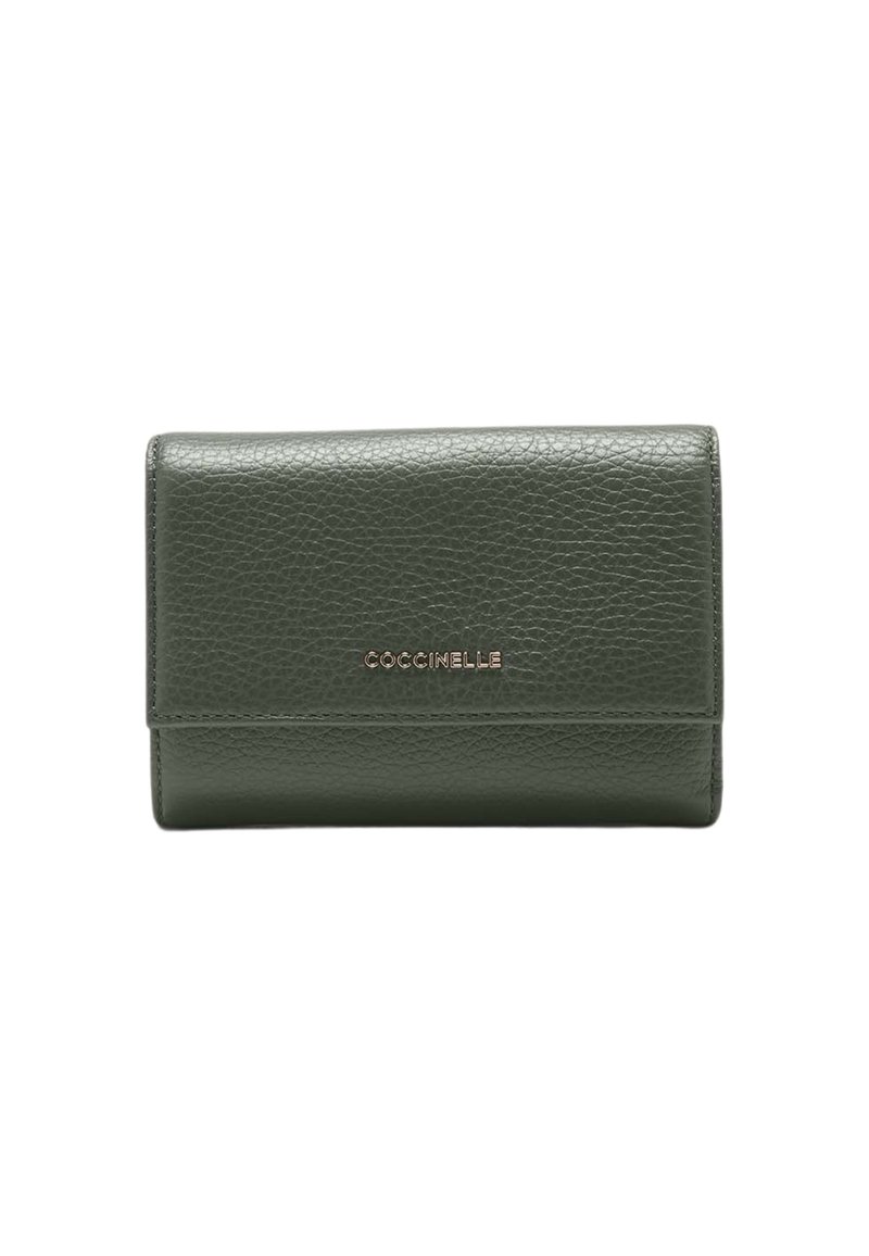 Portafoglio in pelle verde con texture a grana, dotato di un logo frontale dorato. Design compatto con chiusura a pattina per un accesso sicuro.