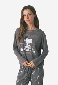 Grijze lange mouw pyjama top met Snoopy en Woodstock graphics; zachte stof, losse pasvorm, met bijpassende pyjamabroek met speelse patronen.