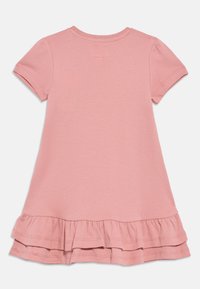 Ροζ φόρεμα με κοντά μανίκια, στρογγυλή λαιμόκοψη και βολάν στο τελικό μέρος. Κατασκευασμένο από απαλό, ελαφρύ ύφασμα με λεία υφή.