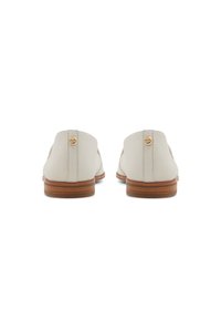 Vaaleanbeige nahkaiset slip-on-kengät, joissa on pyöreä muoto, puinen keskiosa ja pieni kultasävy varressa. Pintatekstuuri on sileä.