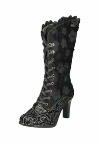 Botte noire montante mettant en avant un motif en dentelle florale, des motifs floraux contrastés, des œillets métalliques, des coutures multicolores et un haut en forme de vagues.