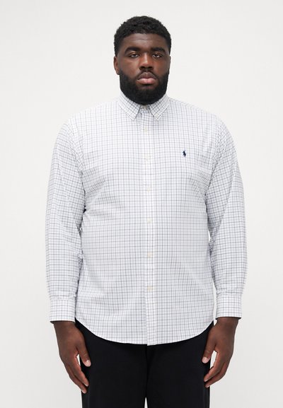 Camisa blanca de manga larga con patrón a cuadros en azul y rojo, cuello abotonado y pequeño logo bordado en el pecho. Tejido de algodón.