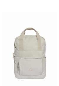 Mochila de color beige claro hecha de tela, con dos asas superiores, un bolsillo frontal con cremallera y un detalle de logo en relieve en la base.