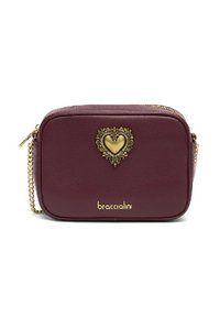Borsa in pelle bordeaux con forma rettangolare, dettaglio in oro a forma di cuore, tracolla a catena e logo del marchio impresso sul fronte.