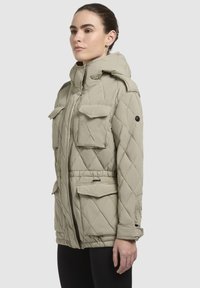 Gequilted, lichtgroene parka met een capuchon, vier voorzakken en verstelbare manchetten, met een getailleerde taille en een gladde textuur.