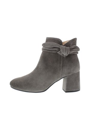 Grauer Veloursleder-Stiefeletten mit Blockabsatz und dekorativem Knotendetail am oberen Rand, von der Außenseite auf weißem Hintergrund gezeigt.