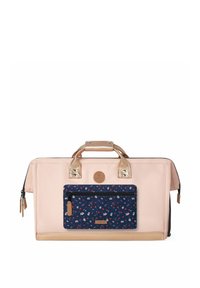 Sac en tissu pêche avec des accents dorés, doté d'une poche avant florale navy, de doubles poignées et d'une fermeture zippée. Texture lisse et forme structurée.