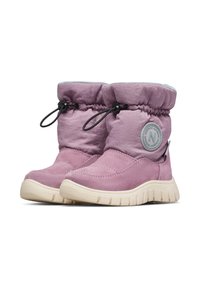 Botas impermeables rosas con acabado de gamuza, puño elástico, cordón ajustable y suela de goma texturizada. Presenta un parche redondo con el logotipo.